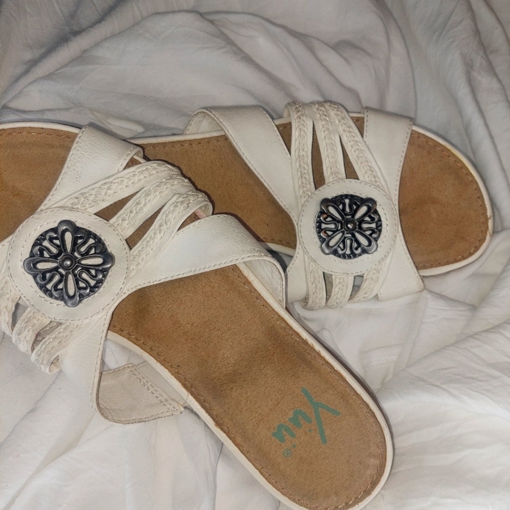 Yuu Silver Pendant sandals